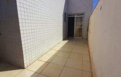 Imagem: O apartamento possui 3 Dormitórios, 1 Banheiro, 2 Vagas na