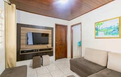 Imagem: A casa possui 3 Dormitórios, 2 Banheiros, 2 Vagas na garagem