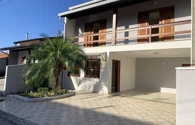 Imagem: A casa em condomínio possui 3 Dormitórios, 1 Banheiro, 2 Vagas