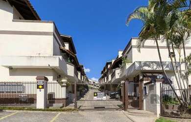 Imagem: A casa possui 3 Dormitórios, 3 Banheiros, 3 Vagas na garagem