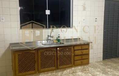 Imagem: A casa possui 3 Dormitórios, 2 Banheiros, 2 Vagas na garagem