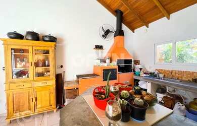 Imagem: A casa possui 4 Dormitórios, 2 Banheiros e 257m² de Área