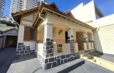 Imagem: A casa possui 5 Dormitórios, 3 Banheiros, 3 Vagas na garagem