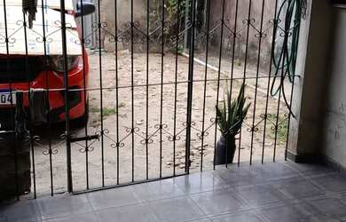 Imagem: A casa possui 3 Dormitórios, 1 Banheiro, 2 Vagas na garagem