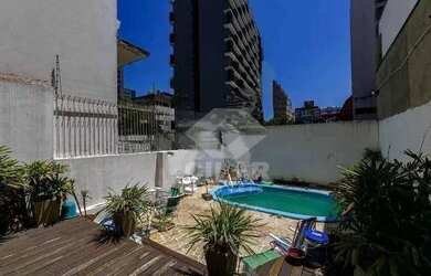 Imagem: A casa possui 3 Dormitórios, 3 Banheiros, 2 Vagas na garagem