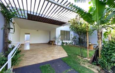 Imagem: A casa possui 3 Dormitórios, 2 Banheiros, 4 Vagas na garagem