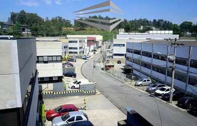 Imagem: O depósito possui 4 Vagas na garagem, 1418m² de Área e está