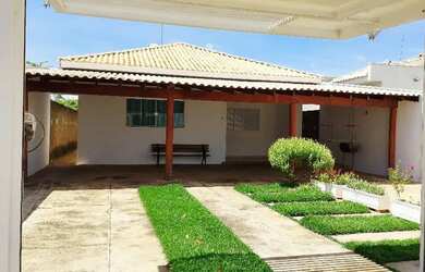 Imagem: A casa possui 2 Dormitórios, 1 Banheiro, 3 Vagas na garagem