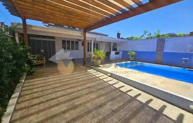 Imagem: A casa possui 3 Dormitórios, 3 Banheiros, 4 Vagas na garagem