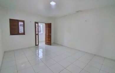 Imagem: A casa possui 2 Dormitórios, 2 Banheiros, 1 Vaga na garagem