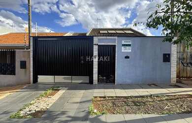 Imagem: A casa possui 3 Dormitórios, 3 Banheiros, 2 Vagas na garagem