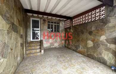 Imagem: A casa possui 3 Dormitórios, 2 Banheiros, 1 Vaga na garagem