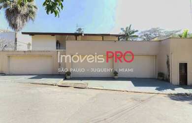 Imagem: A casa possui 3 Dormitórios, 5 Banheiros, 4 Vagas na garagem