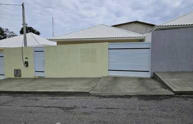 Imagem: A casa possui 3 Dormitórios, 2 Banheiros, 2 Vagas na garagem
