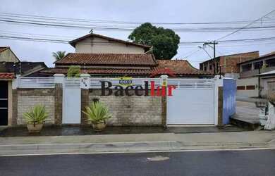 Imagem: A casa e possui 4 Dormitórios, Suítes, 4 Banheiros, 4 Vagas