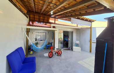 Imagem: A casa possui 4 Dormitórios, 2 Banheiros, 5 Vagas na garagem