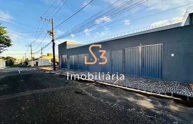 Imagem: A casa possui 1 Dormitório, 1 Banheiro, 1 Vaga na garagem e