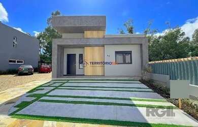 Imagem: A casa possui 3 Dormitórios, 2 Banheiros, 2 Vagas na garagem