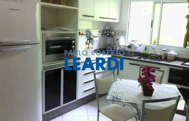 Imagem: O depósito possui 5 Vagas na garagem e 300m² de Área e está