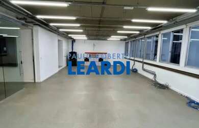 Imagem: O depósito possui 3 Vagas na garagem, 203m² de Área e está