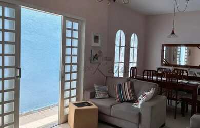 Imagem: A casa possui 4 Dormitórios, 2 Banheiros, 111m² de Área e