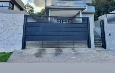 Imagem: A casa possui 4 Dormitórios, 4 Banheiros, 4 Vagas na garagem