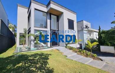 Imagem: A casa em condomínio possui 5 Dormitórios, 5 Banheiros, 4