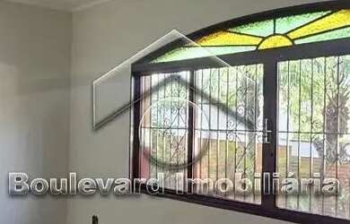 Imagem: A casa possui 3 Dormitórios, 2 Banheiros, 4 Vagas na garagem