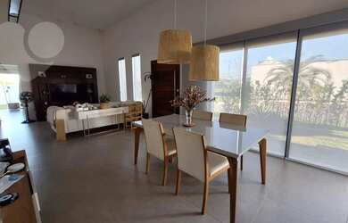 Imagem: A casa em condomínio possui 3 Dormitórios, 1 Banheiro e 133m²