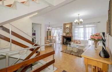 Imagem: A casa possui 3 Dormitórios, 5 Banheiros, 3 Vagas na garagem