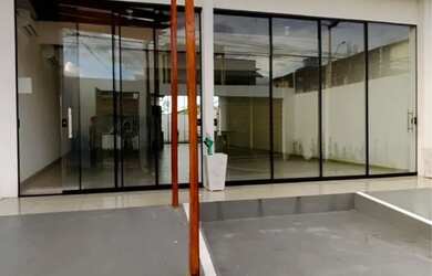 Imagem: A casa possui 5 Banheiros, 2 Vagas na garagem, 290m² de Área