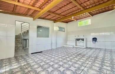 Imagem: A casa possui 2 Dormitórios, 1 Banheiro, 2 Vagas na garagem