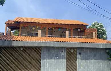 Imagem: A casa possui 5 Dormitórios, 2 Banheiros e 2 Vagas na garagem