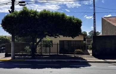 Imagem: A casa possui 1 Dormitório, 1 Banheiro, 1 Vaga na garagem