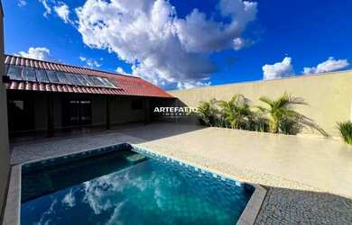 Imagem: A casa possui 3 Dormitórios, 2 Banheiros, 3 Vagas na garagem