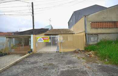 Imagem: A casa possui 2 Dormitórios, 1 Banheiro, 2 Vagas na garagem