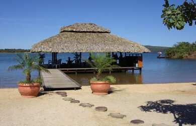 Imagem: A chácara possui 5 Dormitórios, Acomodam 30 pessoas e 5 Vagas