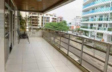 Imagem: O apartamento possui 3 Dormitórios, Acomodam 12 pessoas e 2