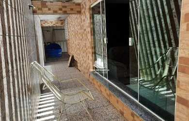 Imagem: A casa possui 3 Dormitórios, 1 Banheiro, 3 Vagas na garagem