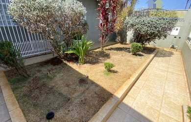 Imagem: A casa possui 5 Dormitórios, 3 Banheiros, 2 Vagas na garagem