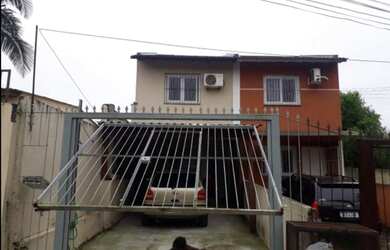 Imagem: A casa possui 2 Dormitórios, 2 Banheiros, 1 Vaga na garagem