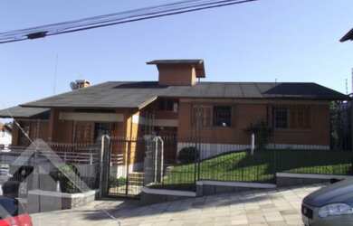 Imagem: A casa possui 4 Dormitórios, 2 Banheiros, 4 Vagas na garagem