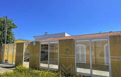 Imagem: A casa possui 3 Dormitórios, 3 Banheiros, 5 Vagas na garagem