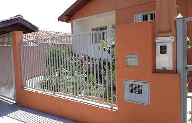 Imagem: A casa possui 3 Dormitórios, 2 Banheiros, 2 Vagas na garagem