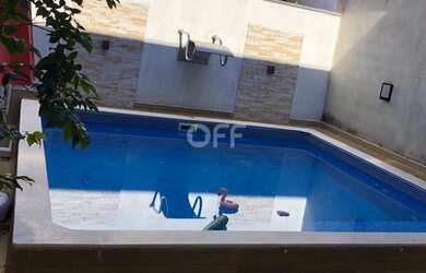 Imagem: A casa possui 3 Dormitórios, 5 Banheiros, 4 Vagas na garagem