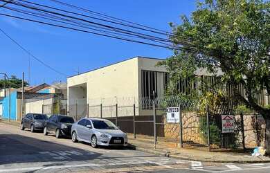 Imagem: O depósito possui 4 Vagas na garagem, 338m² de Área e está