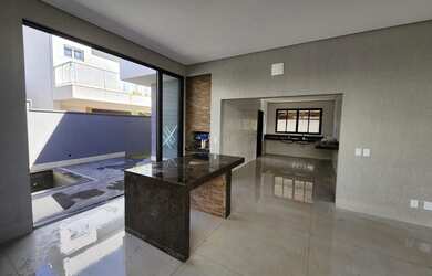 Imagem: A casa em condomínio possui 4 Dormitórios, 5 Banheiros, 4