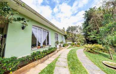 Imagem: A casa possui 5 Dormitórios, 5 Banheiros, 3 Vagas na garagem