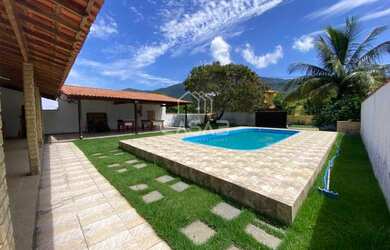 Imagem: A casa em condomínio possui 3 Dormitórios, 1 Banheiro, 2 Vagas