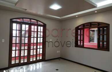 Imagem: A casa possui 3 Dormitórios, 2 Banheiros, 3 Vagas na garagem